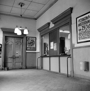 856911 Interieur van het N.S.-station Winterswijk te Winterswijk: hal, met loketbalie.